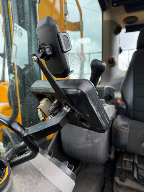 Monitor mdl 402/l6058 JCB Phone Mount Back